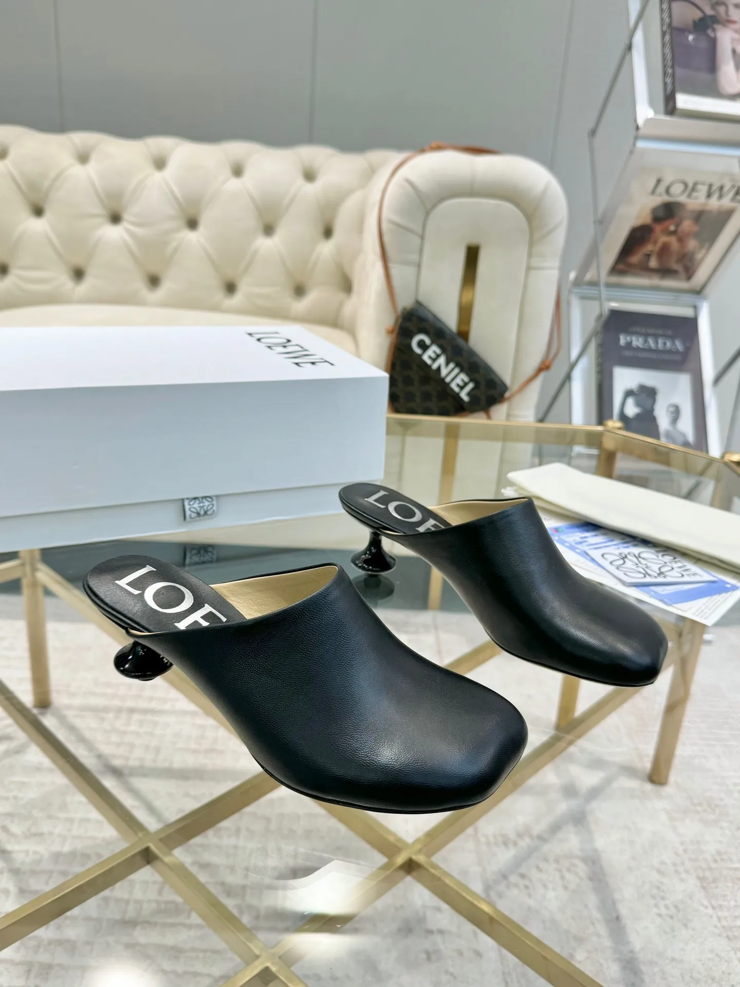 👟👟Ex-factory price 640👟👟 LOEWE‼ ️ New arrival‼ ️Imported genuine leather sole Loewe 2024/aw early spring latest catwalk color diamond series catwalk style 😘😘😘 Upper: imported super soft sheepskin lining: imported water-dyed sheepskin Outsole: original molded injection molded leather outsole Heel: original molded 1:1 Heel height: 5.5cm Size: 35-39 (40/41/42/43 custom-made, non-refundable)